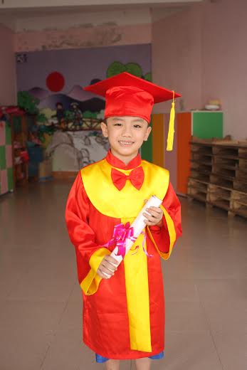 Thuê áo cử nhân tiểu học có nhiều mẫu mã
