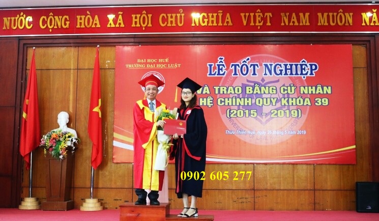 Áo cử nhân thạc sĩ trao bằng cho sinh viên tại trường đại học